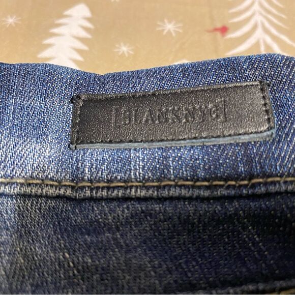 BLANK NYC jeans, with star pattern on the front legs, 28 W and 30 L. (J29) - Picture 5 of 8